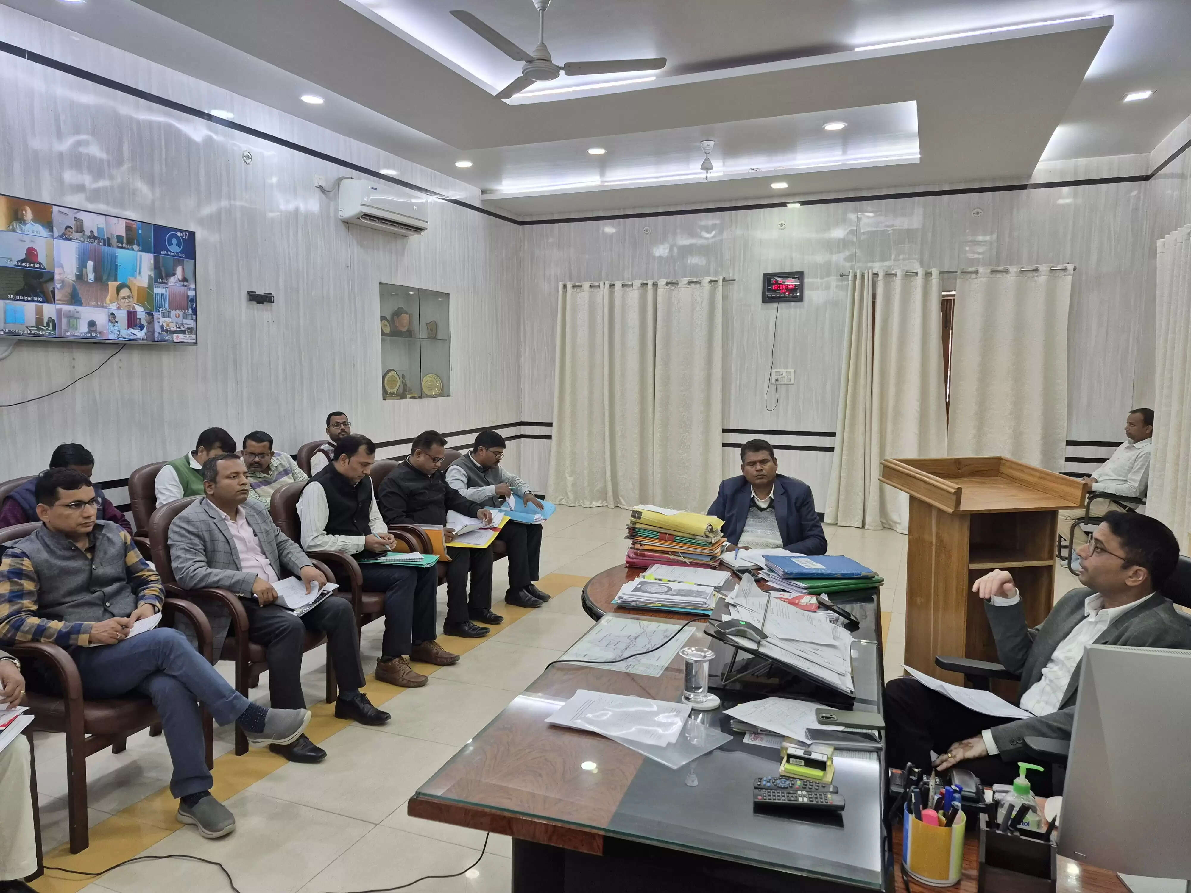 जिलाधिकारी हुए सख्त भू-अर्जन कार्य में लाएं तेजी अंचलाधिकारी