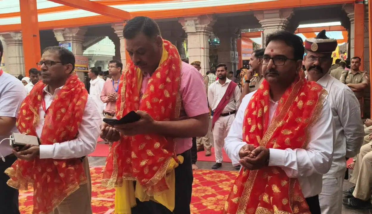 नवरात्र के पहले दिन उमड़ा आस्था का सैलाब, मां विंध्यवासिनी दरबार में रिकॉर्ड भीड़