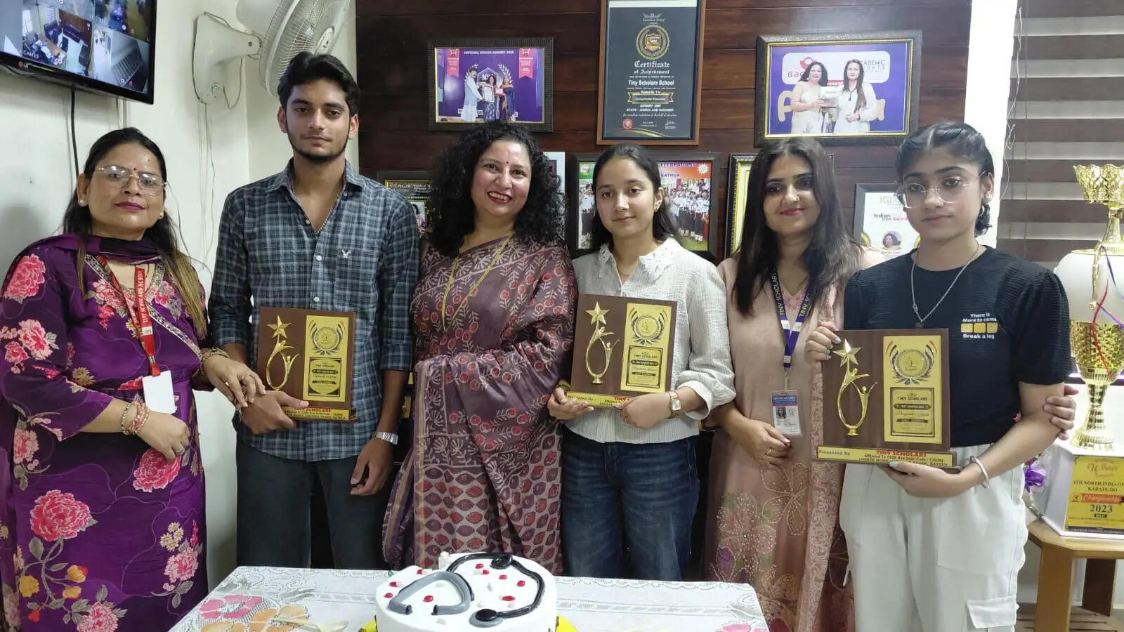 नीट में शानदार सफलता पर टाइनी स्कॉलर्स स्कूल ने किया मेधावी विद्यार्थियों का सम्मान