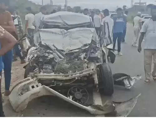 बस और दो कारों की भिड़ंत में एक परिवार के चार लोगों की मौत