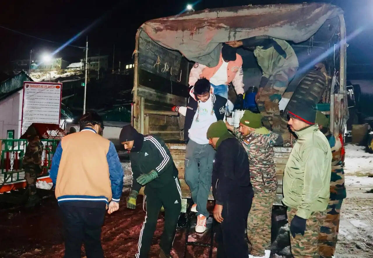 भारतीय सेना ने पूर्वी सिक्किम के उच्च हिमालयी क्षेत्र में फंसे पर्यटकों काे बचाया