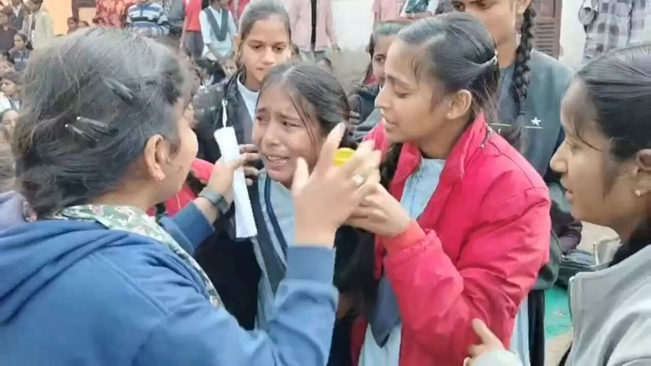 लेक्चरर के ट्रांसफर से नाराज बच्चे, स्कूल के बाहर काटी पूरी रात