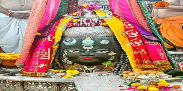 उज्जैन:&nbsp;महाकाल ने धारण किया रजत चंद्र-त्रिशूल और मुकुट, भांग-चंदन से हुआ दिव्य श्रृंगार