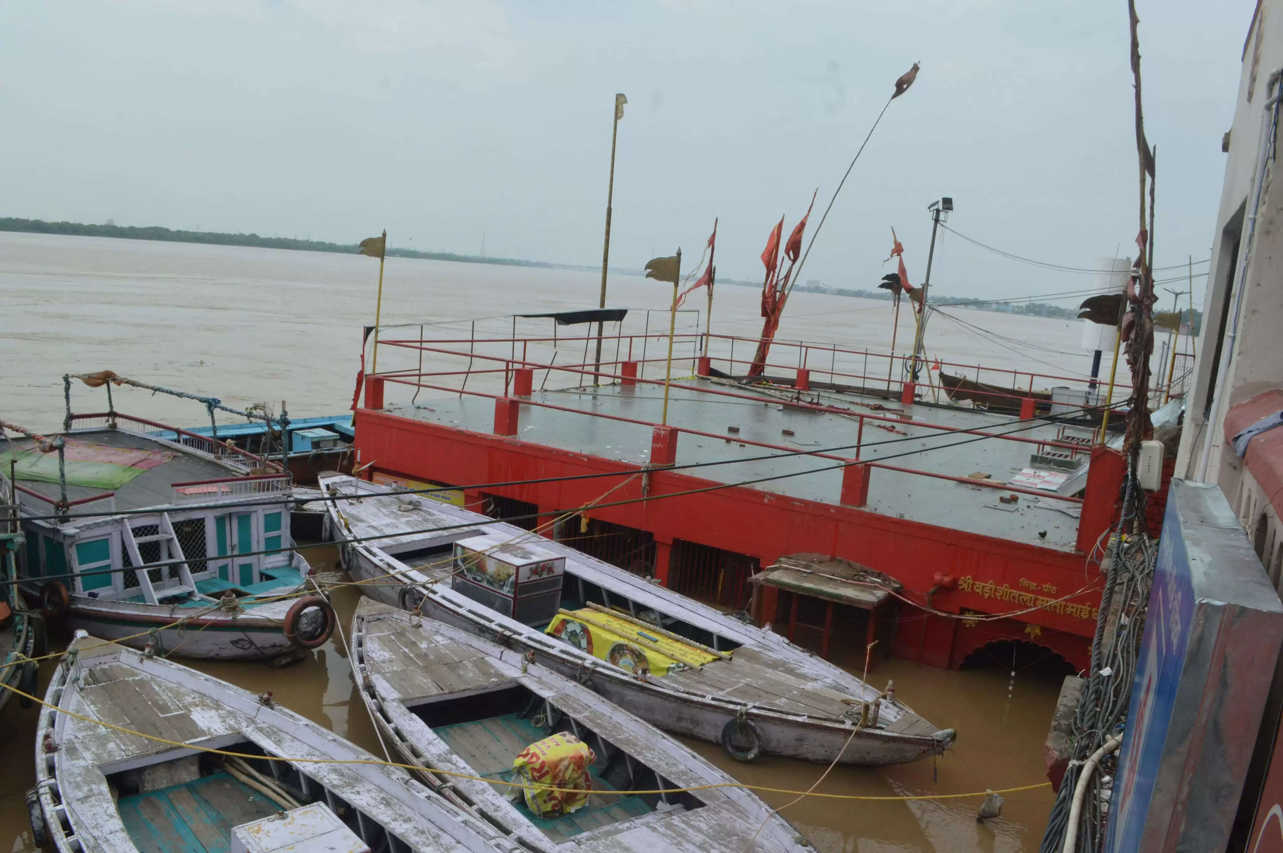 (अपडेट) वाराणसी में गंगा उफान पर : सभी घाट जलमग्न, गंगा आरती छतों-गलियों में, शवदाह में भी मुश्किलें