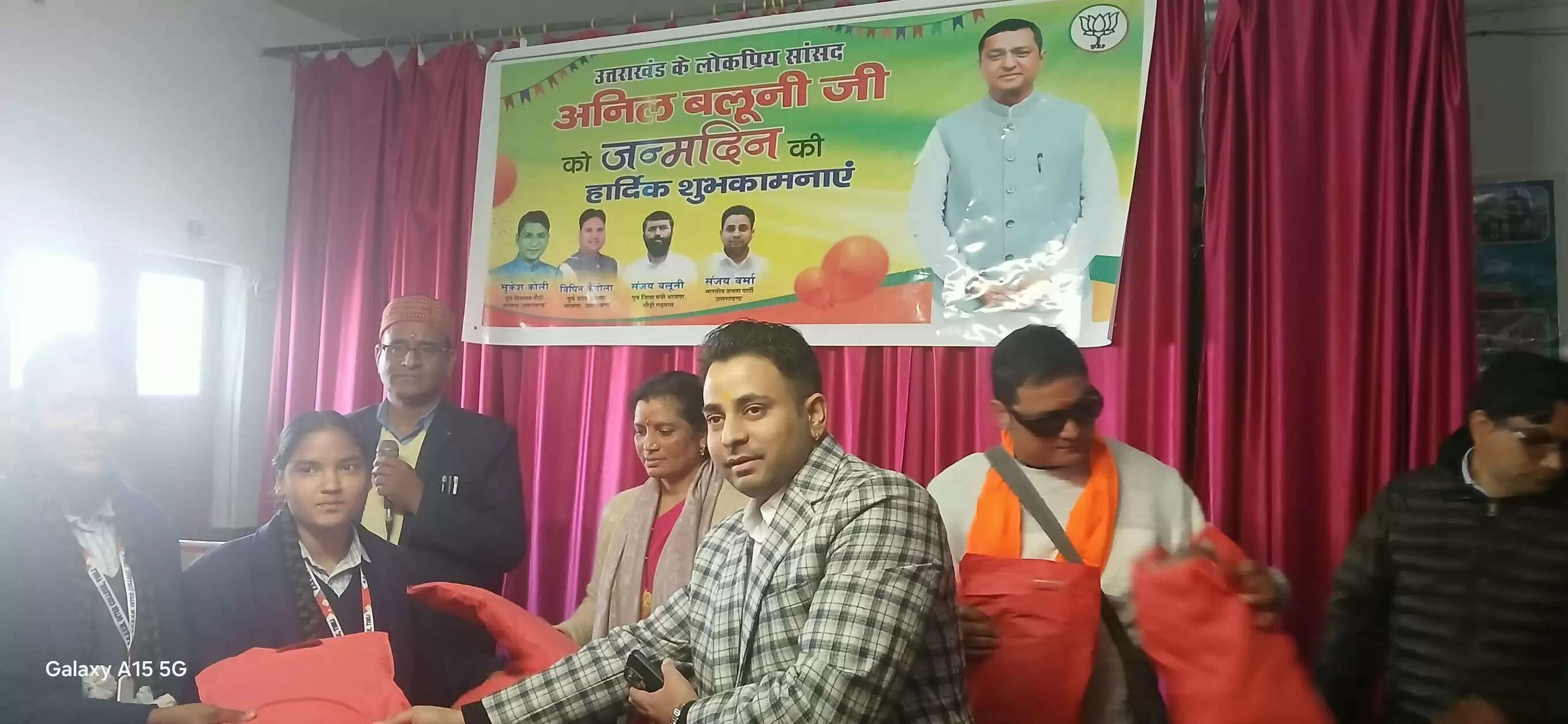 गढ़वाल सांसद के जन्मदिन पर बांटे स्वेटर