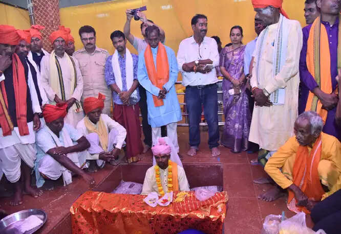 बस्तर दशहरे में 'जोगी बिठाई' रस्म हुई ,09 दिनों की तपस्या में बैठे दौलत