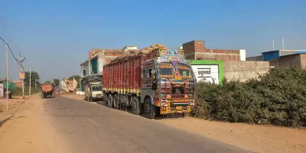 करैरा कृषि उपज मंडी भ्रष्टाचार के कारण बंद, सड़क पर होती खरीद बिक्री