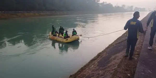 उत्तराखंड : चीला बैराज के पास जीप का टायर फटने से वन रेंजर और दारोगा सहित चार की मौत