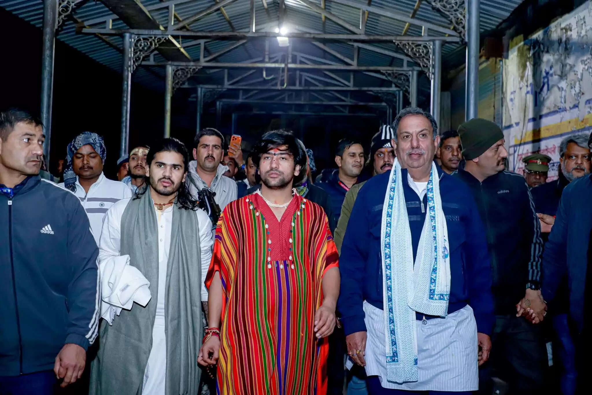 तपोभूमि चित्रकूट पहुंचे बागेश्वर धाम के पीठाधीश्वर धीरेन्द्र कृष्ण शास्त्री ने किया कामदगिरि पर्वत की परिक्रमा