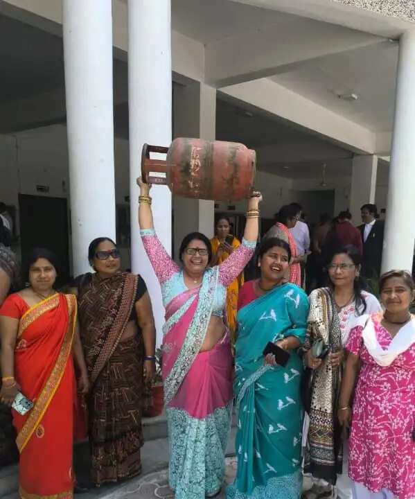 गैस सिलेंडर हाथ में लेकर सपा सभा की महिलाओं ने कलेक्ट्रेट में किया प्रदर्शन