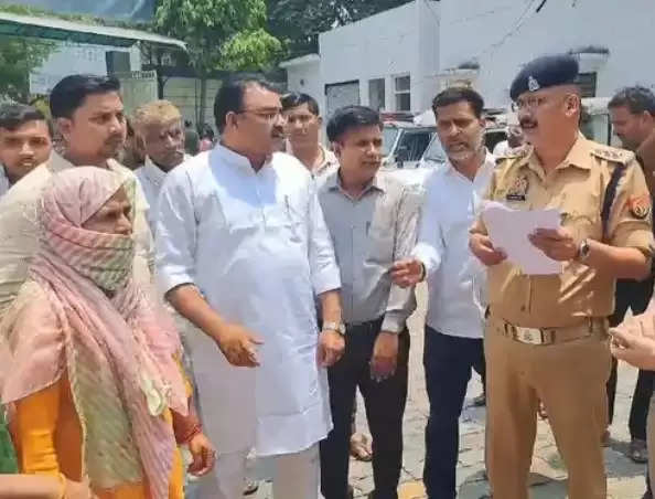 पुलिस की कार्यशैली से नाराज लोगों का एसएसपी कार्यालय पर हंगामा