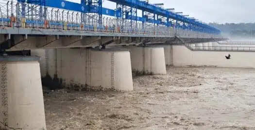 हरिद्वार में गंगा उफान पर, चेतावनी लेबल पर पहुंचा जलस्तर