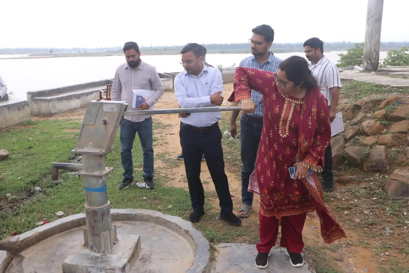 सूरजपुर : रामेश्वर नगर पहुंचीं कलेक्टर, समूह जल प्रदाय योजना के निर्माण कार्यों का किया निरीक्षण