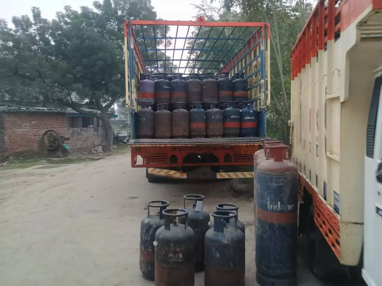 अवैध गैस रिफलिंग के खिलाफ कार्रवाई: जिला रसद कार्यालय के प्रवर्तन दल ने 740 वाणिज्यिक सिलेंडर किए जब्त