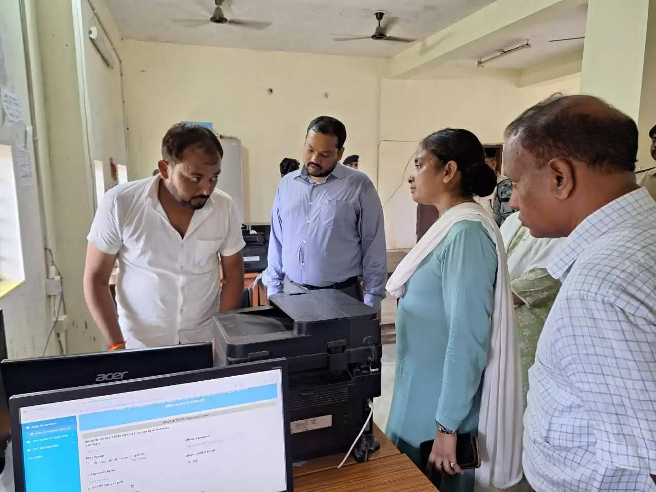 जिलाधिकारी ने सलखुआ प्रखंड सह अंचल का निरीक्षण कर आवश्यक निर्देश दिये