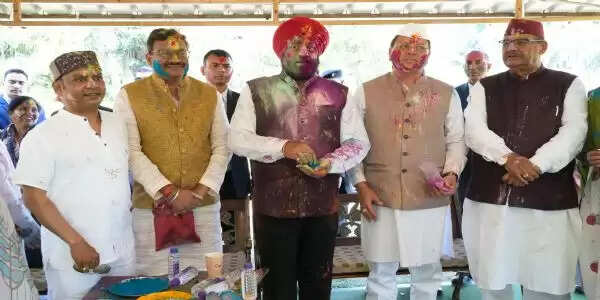 राजभवन में हर्षाेल्लास से मनाई गई होली,एक-दूसरे को रंग और गुलाल लगाकर दी शुभकामनाएं