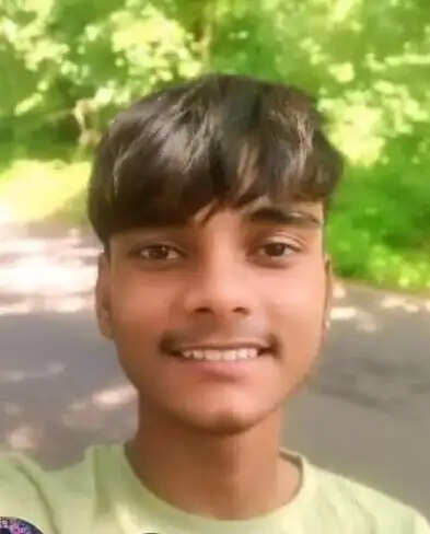 पिकअप की टक्कर से किशोर की मौत, साथी गंभीर