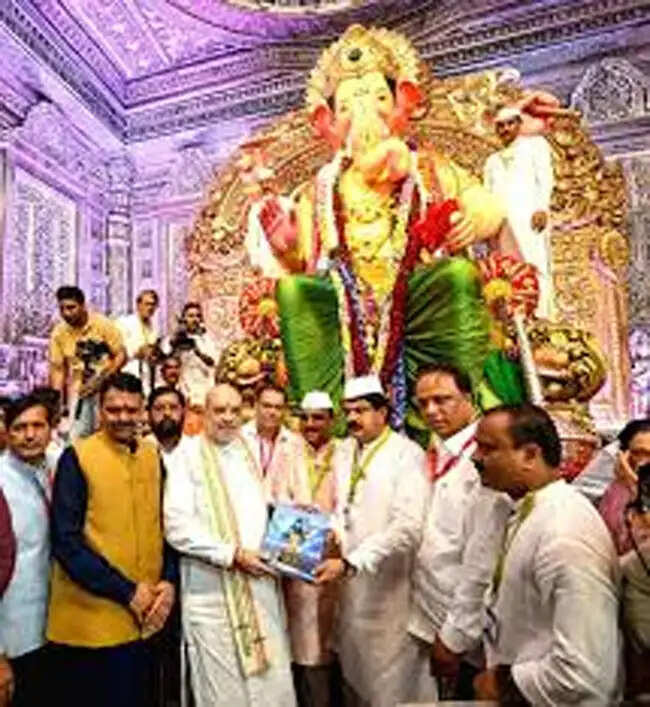 केंद्रीय गृह मंत्री अमित शाह ने मुुंबई के मशहूर लालबाग के राजा श्रीगणेश का किया दर्शन