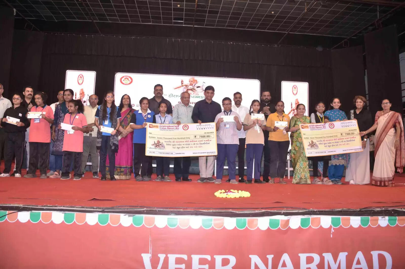 सूरत में ‘हीराबा खमकार योजना’ के तहत 1100 जरूरतमंद बेटियों को मिला शिक्षा सहयोग