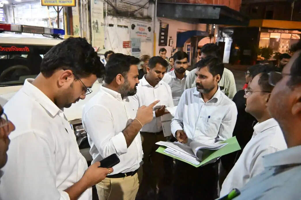 दीपावली से पहले शहर की सड़कें दुरुस्त होंगी, 20-25 दिन में काम हो पूरा : जिलाधिकारी