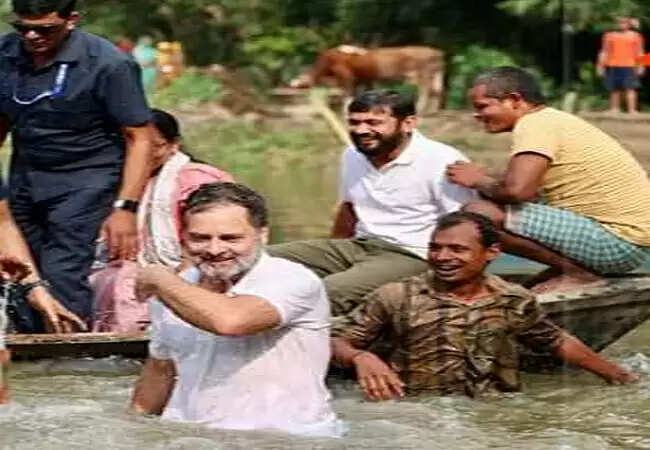 चुनाव प्रचार के लिए बेगूसराय पहुंचे राहुल गांधी ने तालाब में उतरकर मछली पकड़ना सीखा