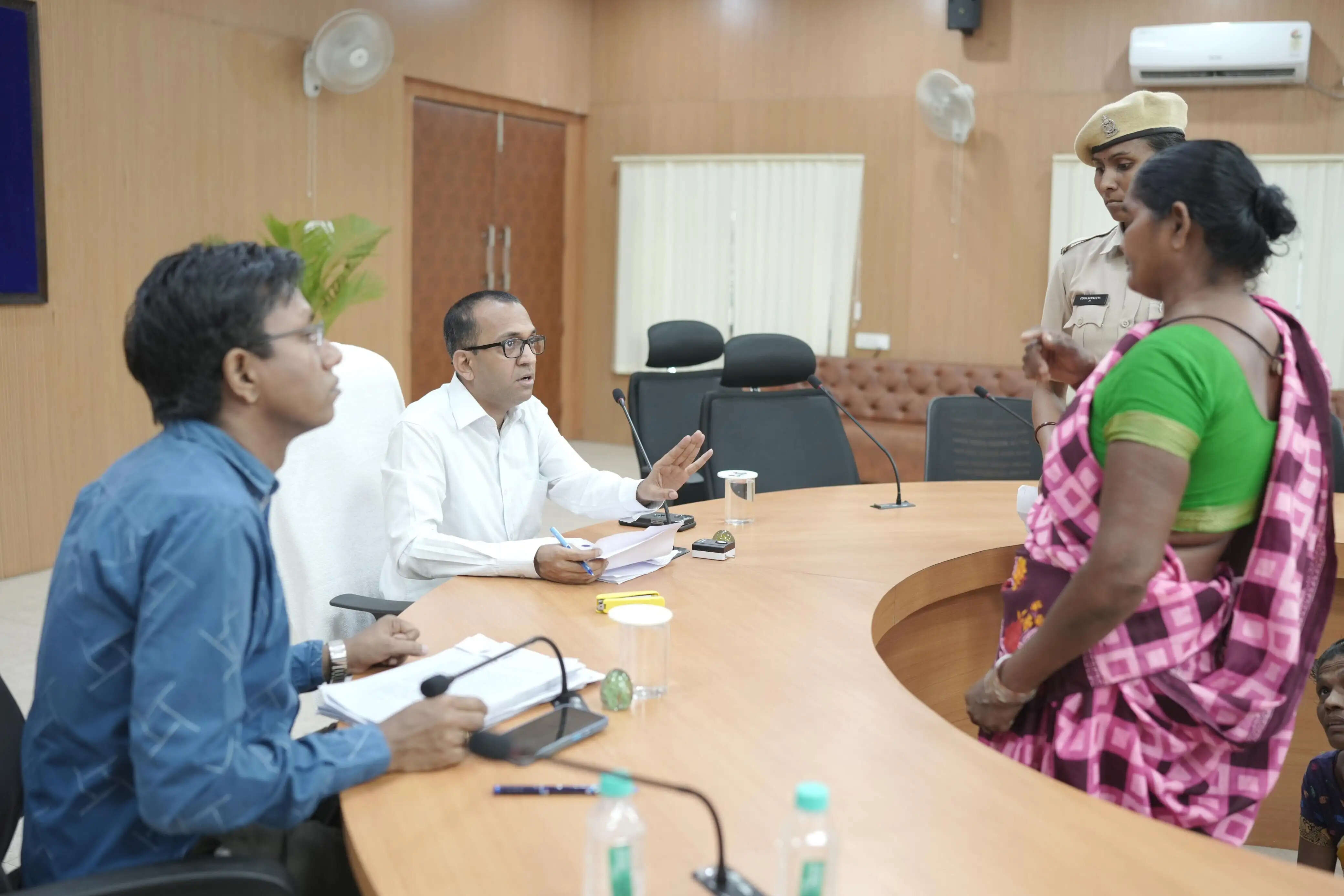 कोरबा : जनदर्शन में सुनी गई आम लोगों की शिकायत, कुल 119 आवेदन प्राप्त