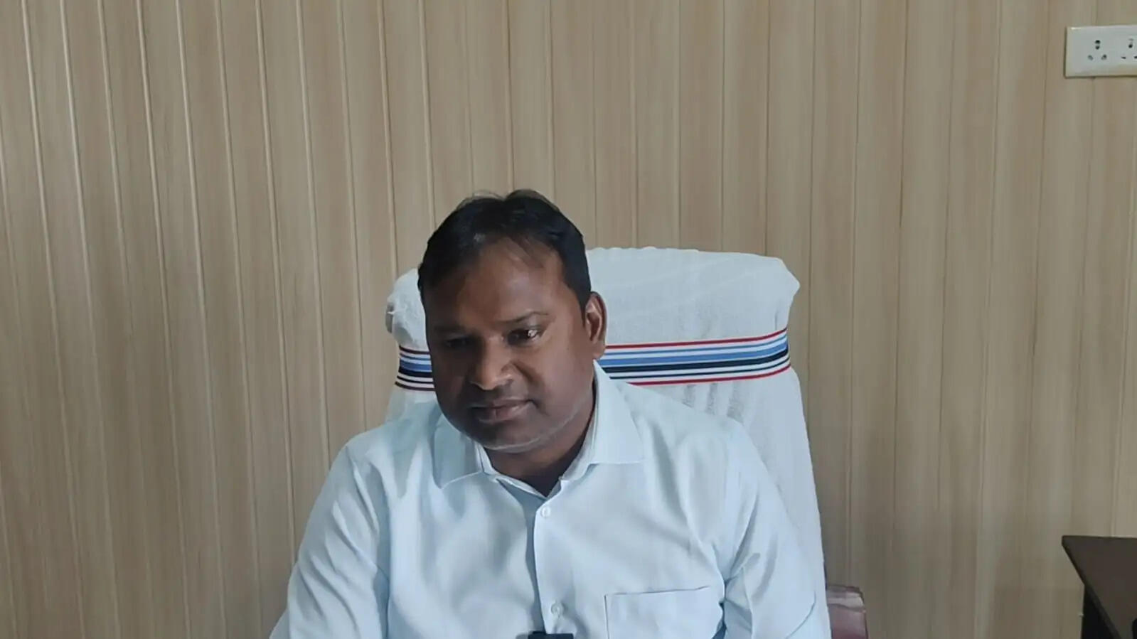 अस्पताल में लटका रहा ताला, महतारी एक्सप्रेस में हुआ प्रसव; स्वास्थ्य विभाग ने मांगा जवाब