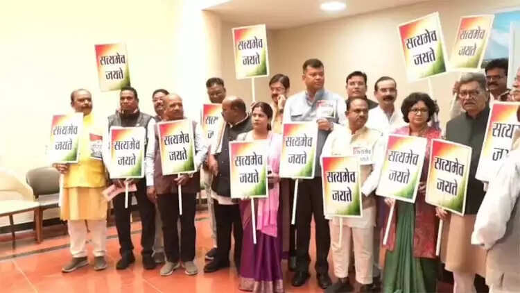 छग विधानसभा : गांधी पर‍िवार पर ईडी की कार्रवाई का कांग्रेस व‍िधायकों ने क‍िया व‍िरोध, नारेबाजी करते गर्भगृह में क‍िया प्रवेश न‍िलंब‍ित