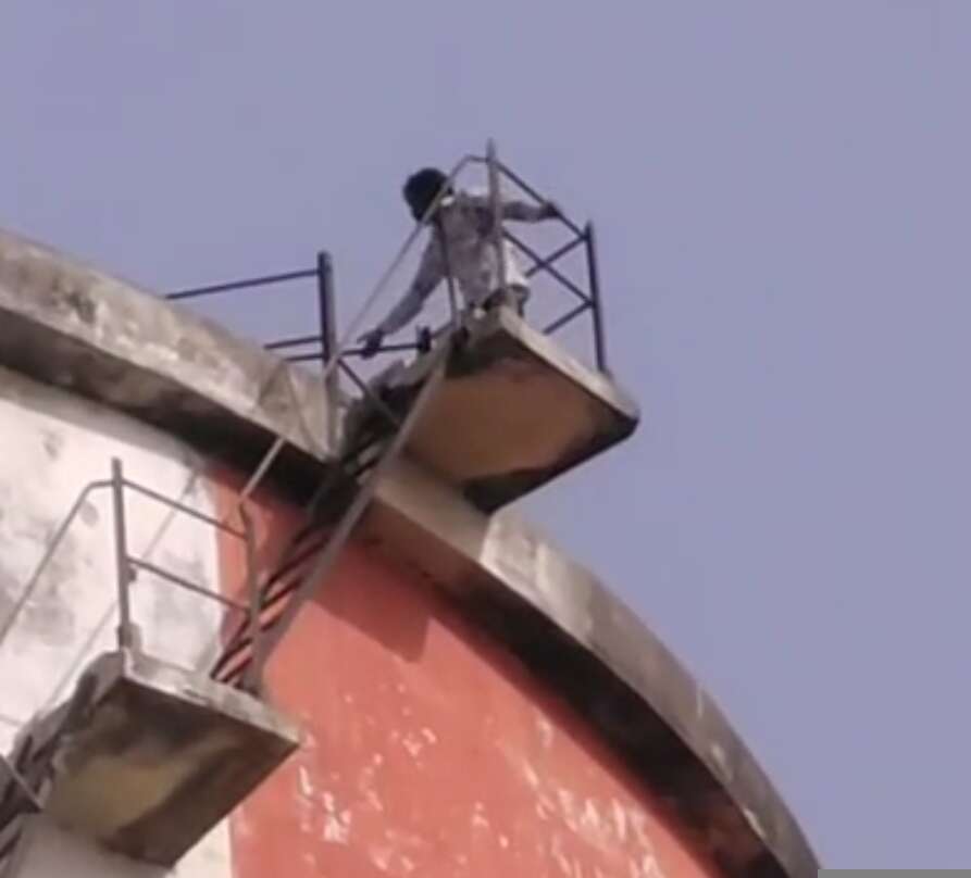 ऑटो खराब होने से परेशान युवक 50 फीट ऊंची पानी की टंकी पर चढ़ा, ढाई घंटे चला ड्रामा