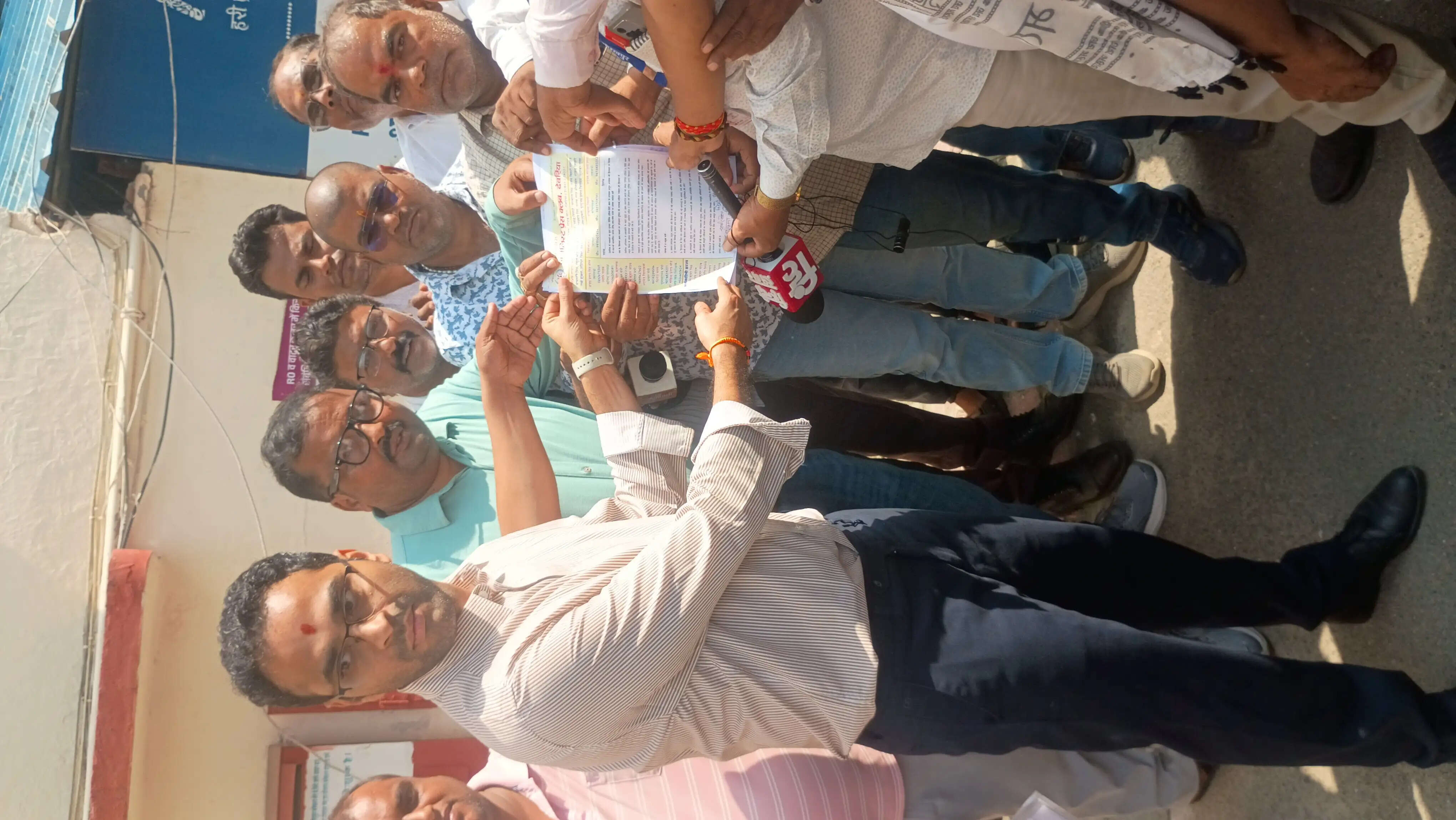 अतुल अग्रवाल समेत पत्रकारों को हिरासत में लिए जाने के विरोध देवरिया में पत्रकारों का फूटा गुस्सा