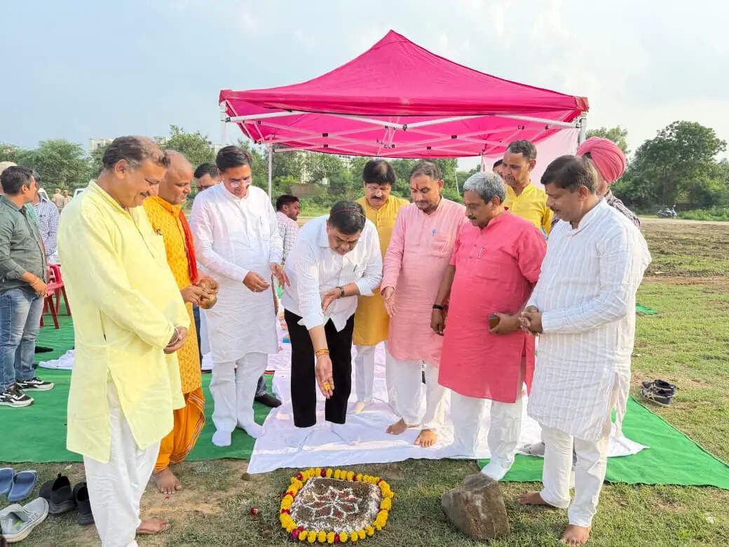 जल संसाधन मंत्री सुरेश सिंह रावत एवं वन मंत्री संजय शर्मा ने विजय नगर मैदान में भूमि पूजन