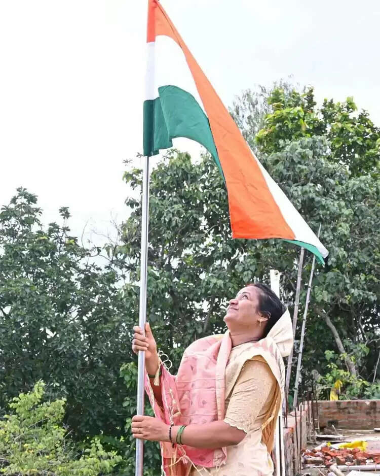 हर घर तिरंगा अभियान : मंत्री लक्ष्मी राजवाड़े ने निज निवास पर फहराया तिरंगा