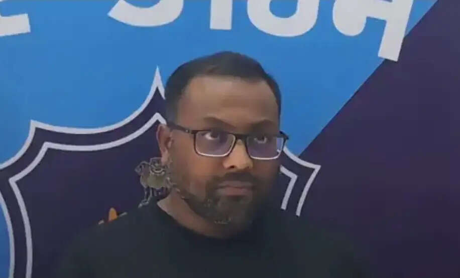 15 साै करोड़ के साइबर घोटाले का मास्टरमाइंड सूरत एयरपोर्ट से गिरफ्तार