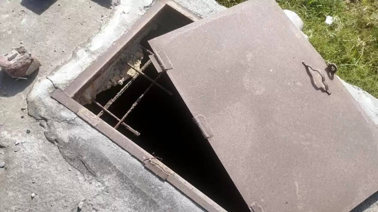 हिसार : बूस्टिंग स्टेशन पर दयनीय हालत पर ग्रामीणों ने किया प्रदर्शन