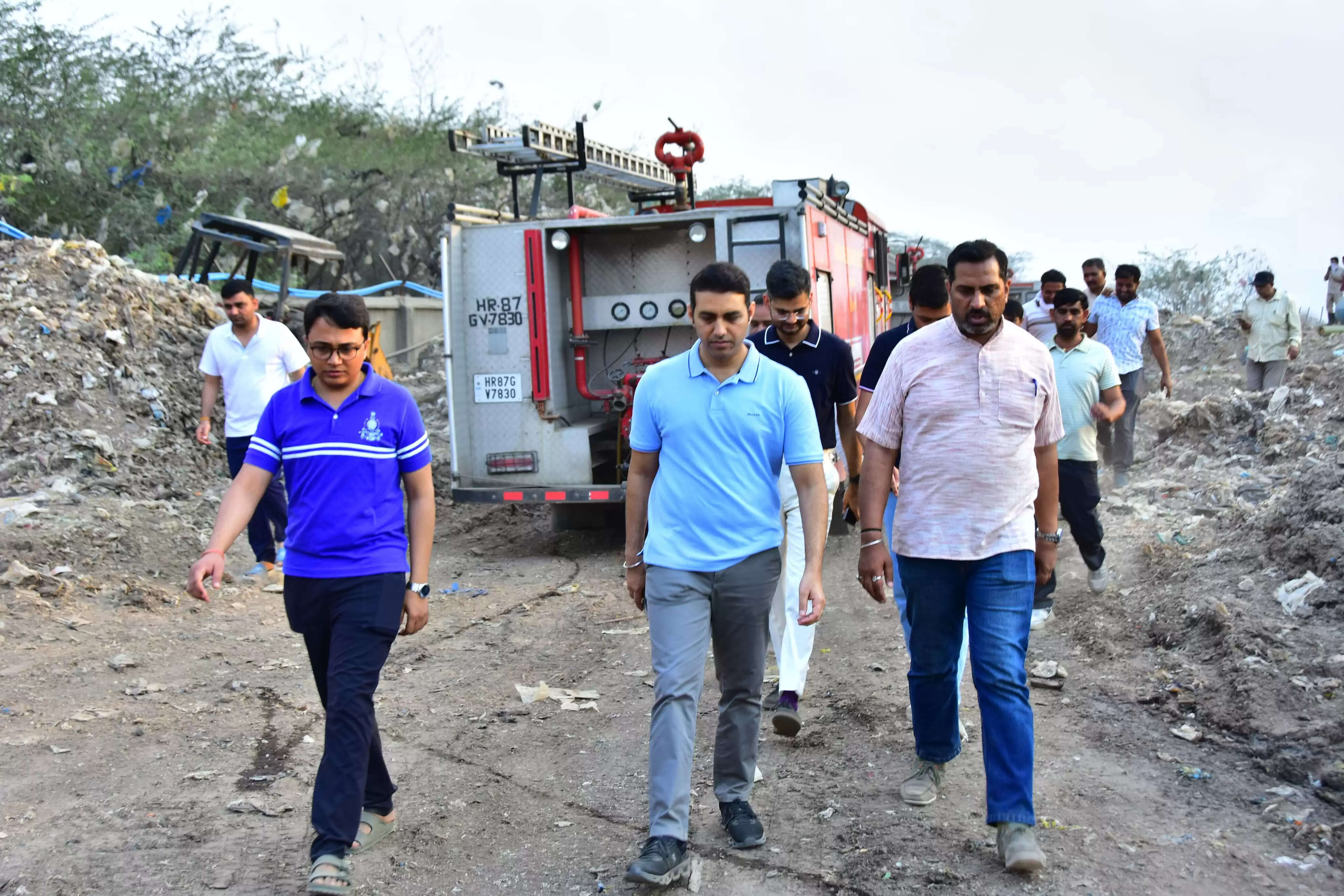 गुरुग्राम प्रशासन का दावा : बंधवाड़ी में 75 प्रतिशत आग पर पाया काबू