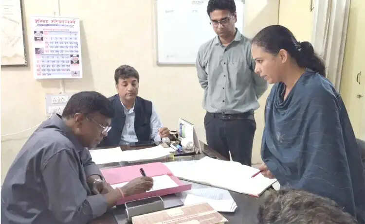 हरिद्वार में विकास कार्यों की समीक्षा, प्रभारी सचिव बीके संत बोले, जल्द होगी विशेषज्ञ डॉक्टरों की नियुक्ति
