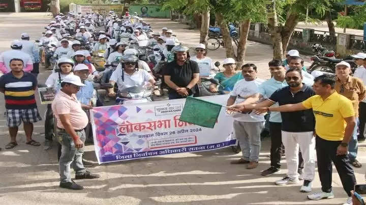 सतनाः कम मतदान वाले क्षेत्रों में स्कूटी चलाकर महिलाओं ने दिया मतदान का संदेश