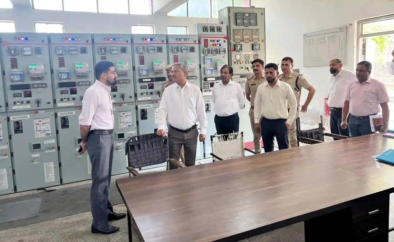 हिसार में बिजली कर्मचारियों की हड़ताल का व्यापक असर, डीसी ने संभाला मोर्चा, अधिकारियों को अलर्ट रहने के निर्देश
