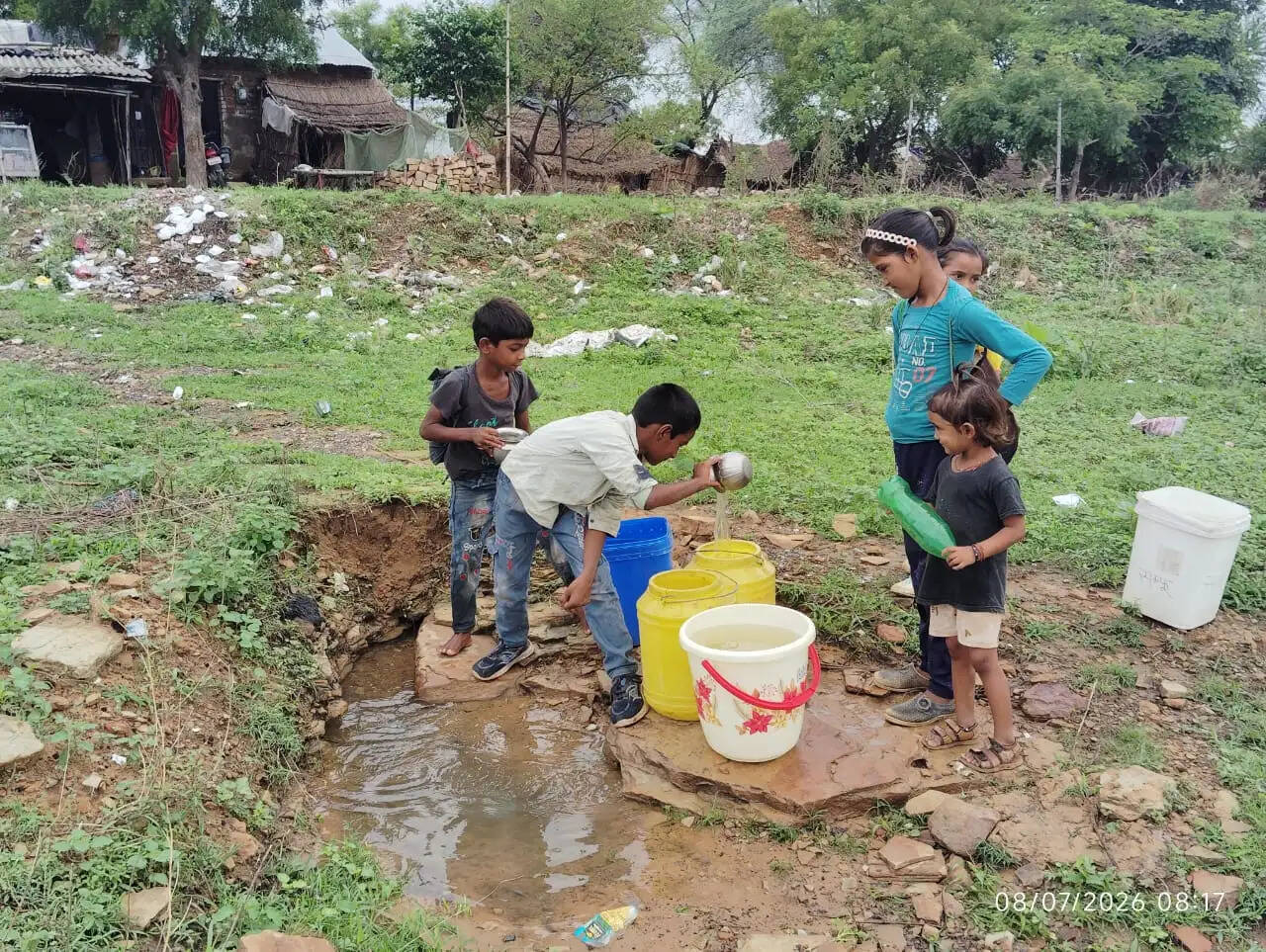 मीरजापुर : नल सूखे, नाला बना सहारा, पहाड़ी पानी से बुझ रही प्यास
