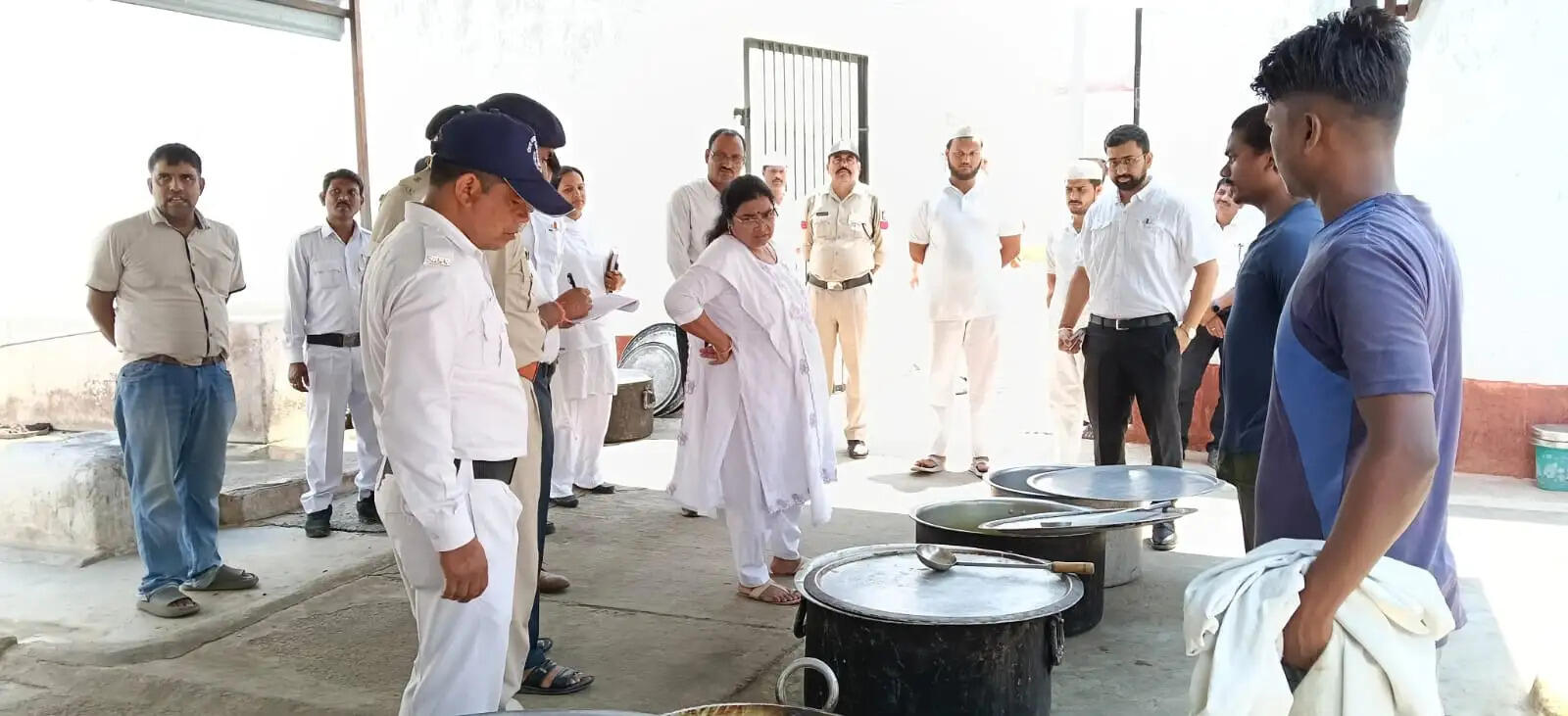 जिला जेल अनूपपुर का आकस्मिक निरीक्षण, बंदियों की समस्याएं सुनकर दिए आवश्यक निर्देश