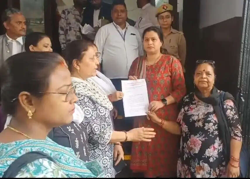 जनवादी महिला समिति ने महंगाई समेत कई मांगों को लेकर जिला प्रशासन को सौंपा ज्ञापन
