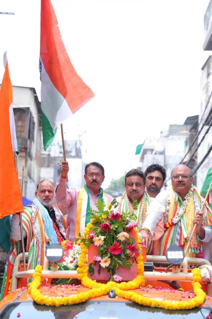 भाजपा ने चांदनी टाउन हाल से हौज काजी तक निकाली तिरंगा यात्रा, हजारों कार्यकर्ता हुए शामिल
