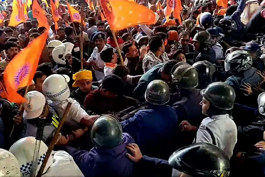 बांग्लादेश में दीपु चंद्र दास की हत्या के खिलाफ कोलकाता में प्रदर्शन, लाठीचार्ज, कई हिरासत में लिए गए