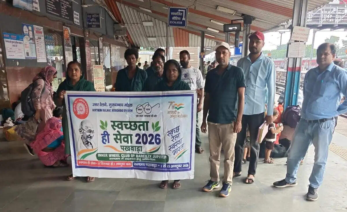 बरेली रेलवे स्टेशन पर स्वच्छता अभियान एवं रेल जन संवाद का हुआ आयोजन