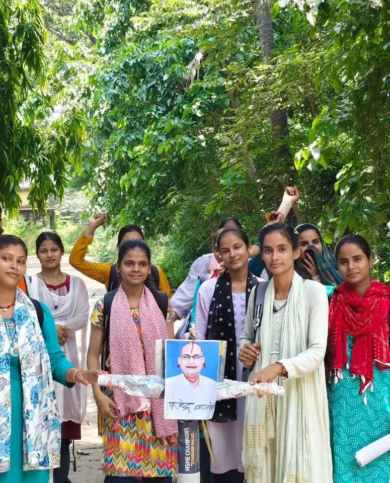 शोध छात्र संगठन की छात्रा इकाई ने जेपीयू कुलपति के पुतले को भेंट की लाली, बिंदी, चूड़ी और साड़ी
