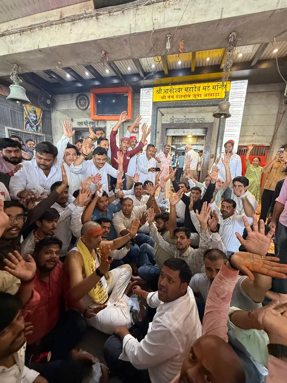 गरीब बच्चों के स्कूल निर्माण को लेकर विधायक अमिताभ बाजपेयी का संकल्प, नंगे पैर आंदोलन जारी रखने का ऐलान