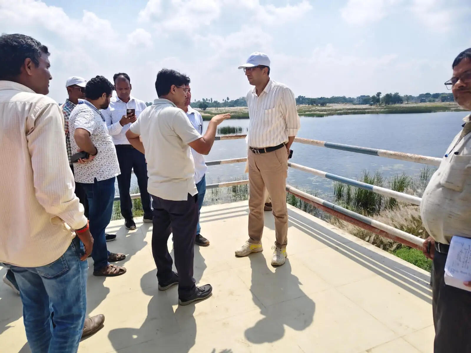 महाराजगंज में बनेगा नया स्टेशन भवन, गुड्स शेड और फुट ओवरब्रिज का डीआरएम ने लिया जायजा
