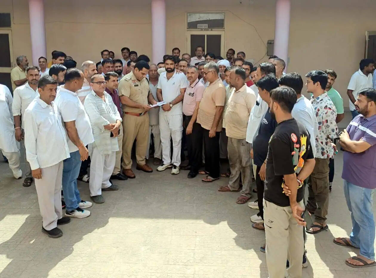 हिसार : दिनदहाड़े दुकानदार से मारपीट व जान से मारने की धमकी, विराेध में थाना पहुंचे व्यापारी