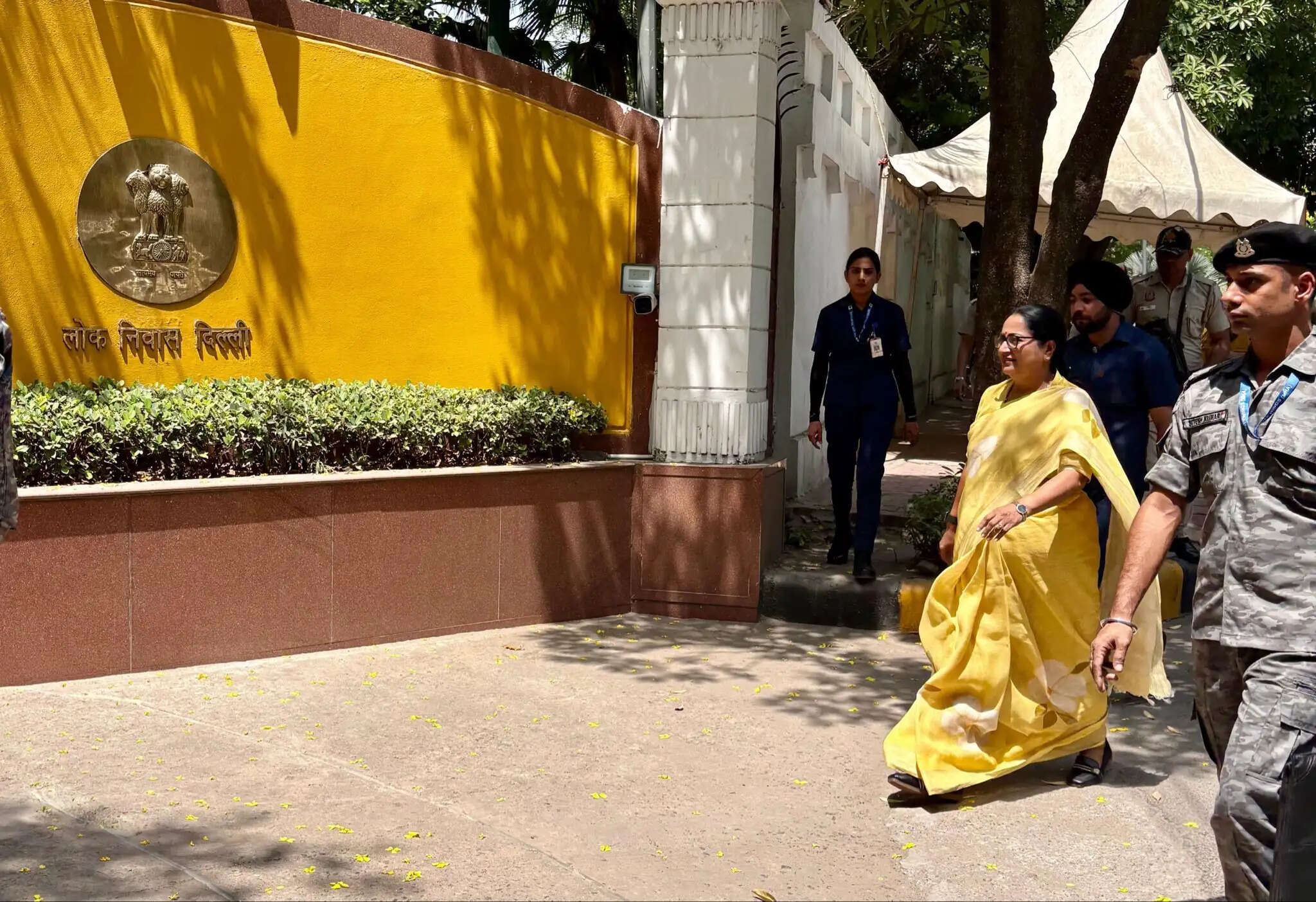 सीएम रेखा समेत मंत्रियों ने मेट्रो व बस से सफर करके दिया ईंधन बचत का संदेश
