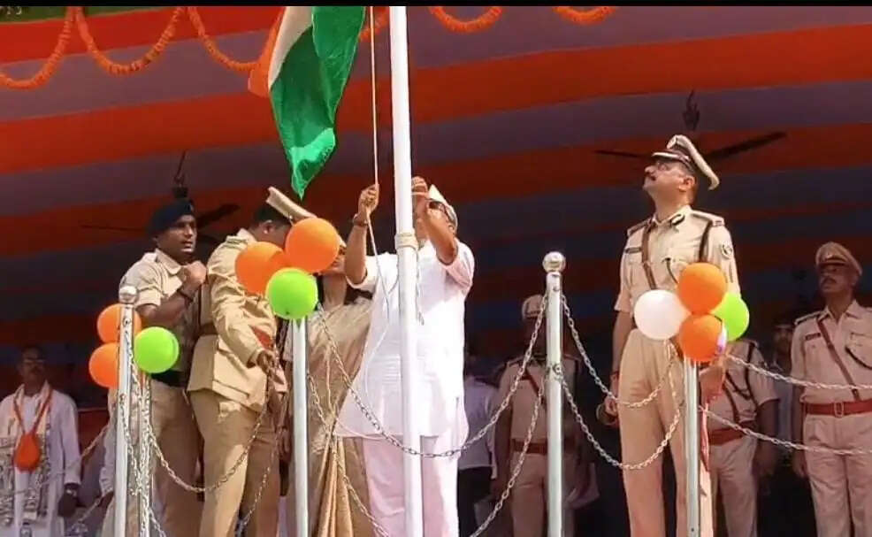 भागलपुर में धूमधाम से मनाया गया स्वतंत्रता दिवस, प्रभारी मंत्री नीतीश मिश्रा ने फहराया तिरंगा